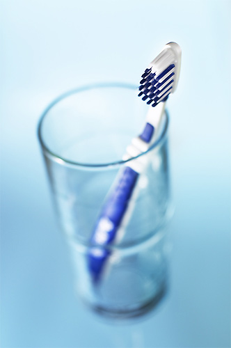 Beispiel: Zahnbürste in einem Glas, Aufbau mit zwei Ebenen